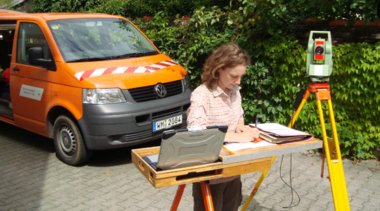 Frau am Tisch im Außendienst stehend ein Protokoll schreibend